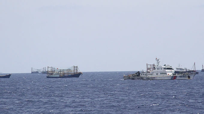 Tàu Trung Quốc co cụm, chuyện gì đây? ảnh 1